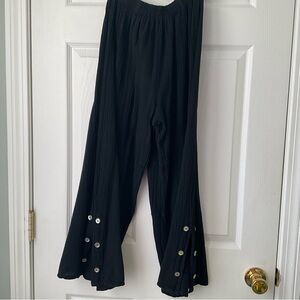 Cottonways Black Gauze Capris Size 2/Large Excellent Condition Buttons on Legs